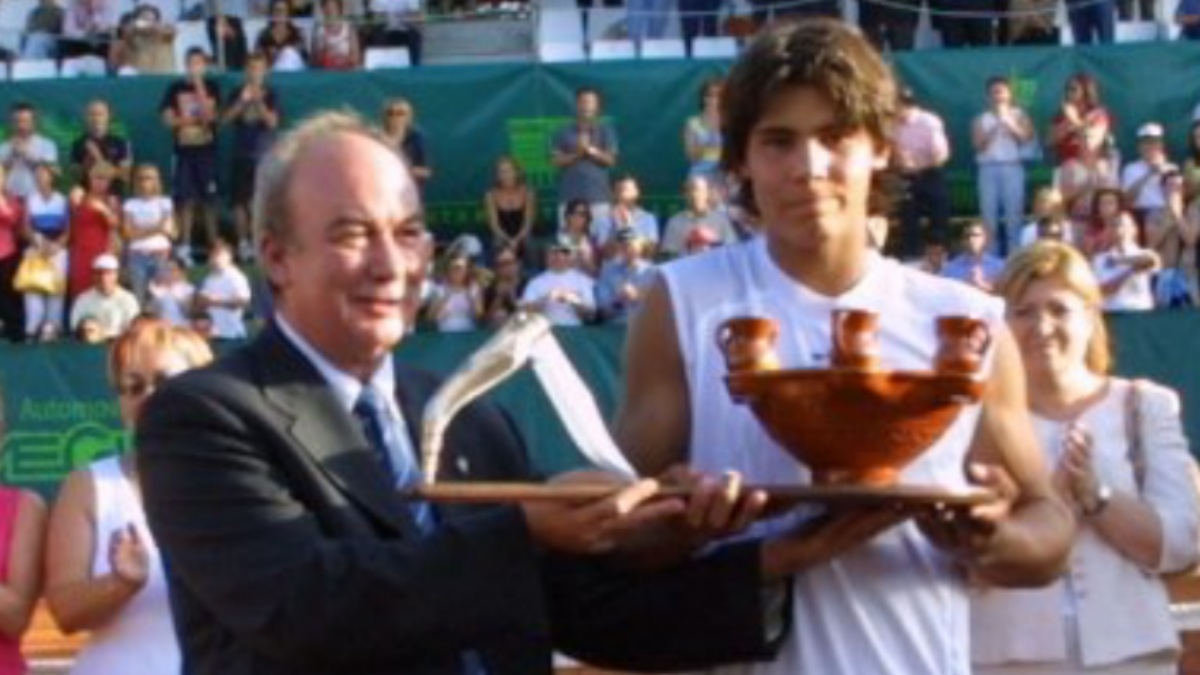 Rafa Nadal recibiendo el Trofeo 'Ciudad de Albacete' / Imagen: @CarCT95