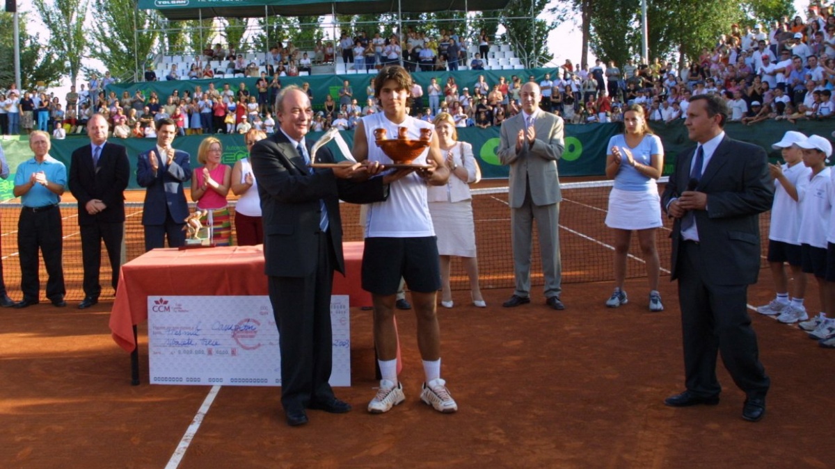 Rafa Nadal recibiendo el Trofeo 'Ciudad de Albacete' / Imagen: @CarCT95