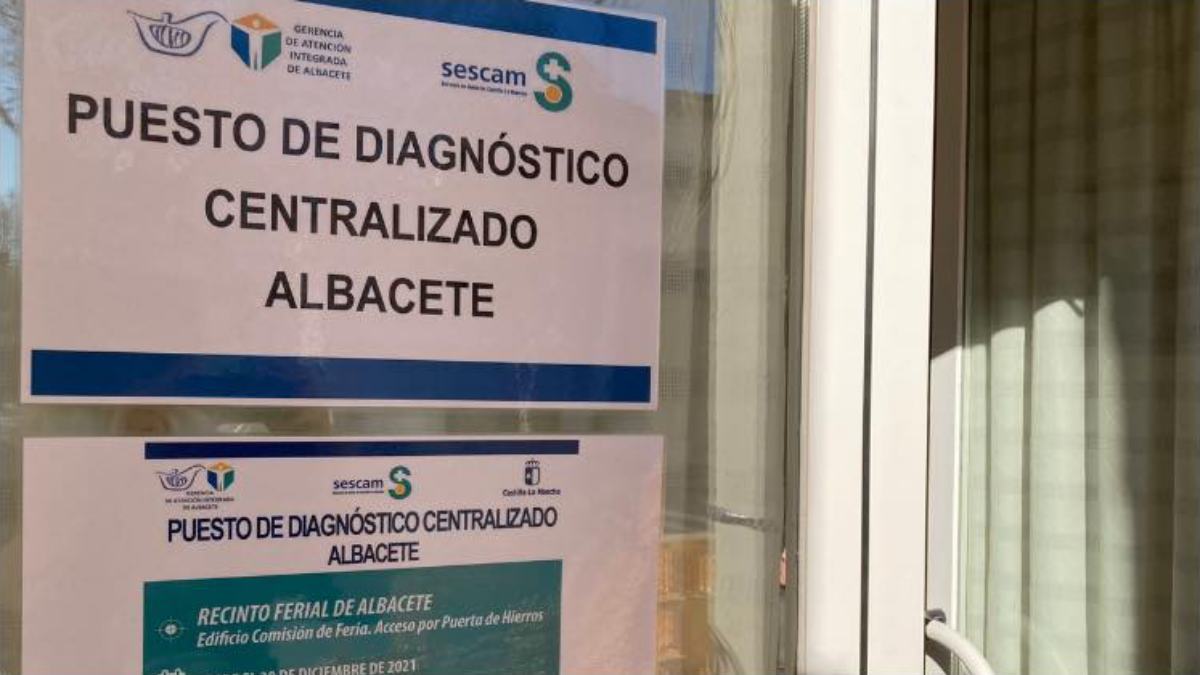 Sanitario realizando una prueba de COVID-19 en el puesto de diagnóstico centralizado de Albacete / Imagen: Complejo Hospitalario Universitario de Albacete