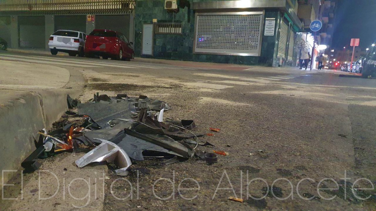Restos del accidente ocurrido en Albacete instantes antes de la cena de Nochevieja