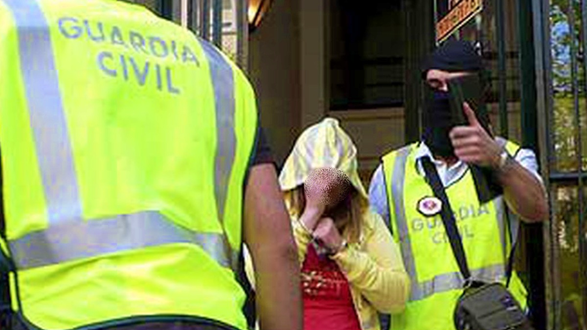 Mujer detenida por la Guardia Civil - Foto de archivo