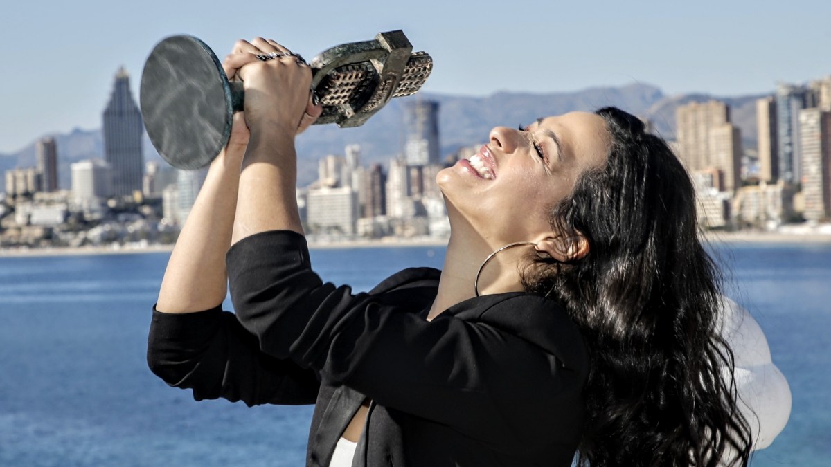 La artista Chanel ganadora de Benidorm Fest 2022, posa con su trofeo en el Mirador del Castillo, a 30 de enero de 2022, en Benidorm
