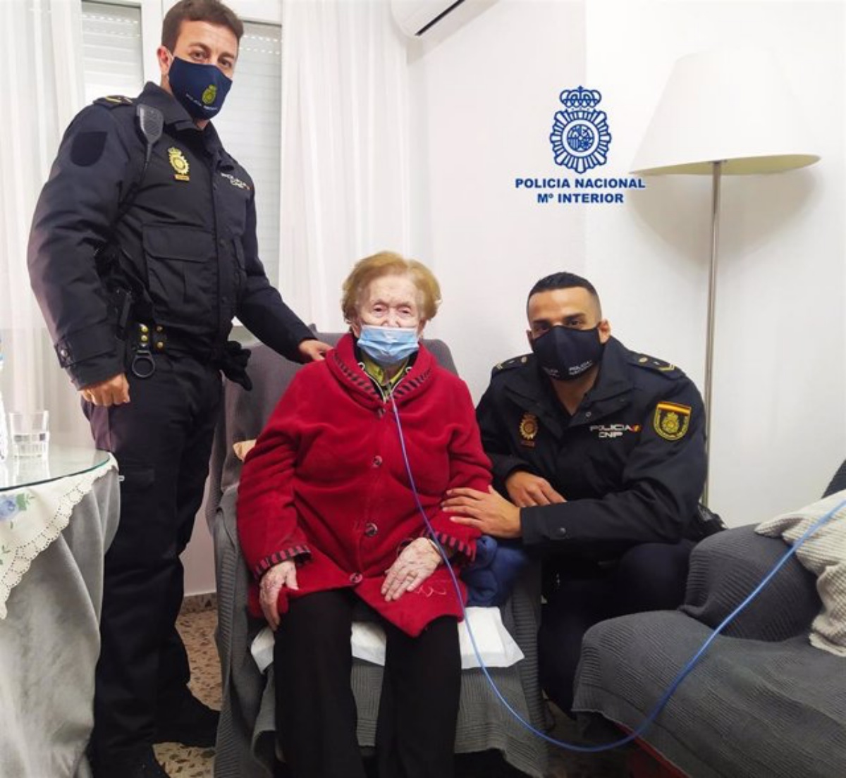 Agentes de la Policía Nacional albaceteños salvan la vida de una anciana en Yecla / Imagen: Policía Nacional