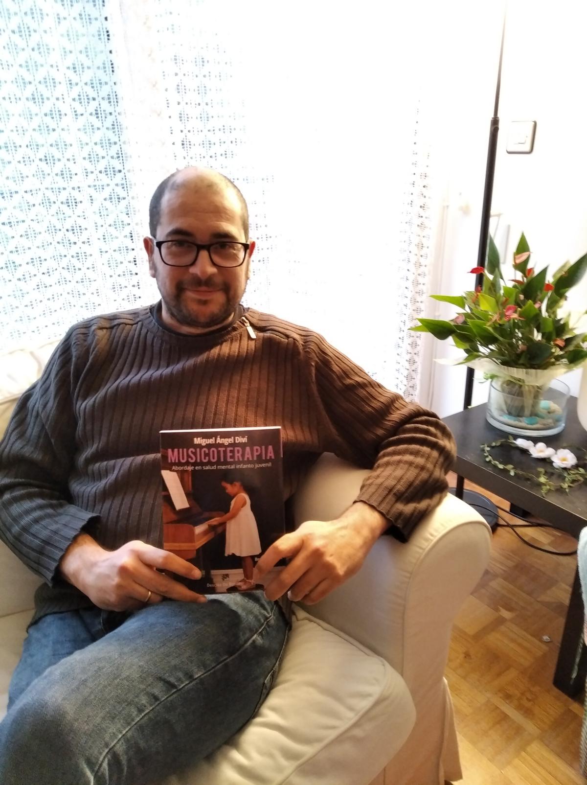 El musicoterapeuta albaceteño Miguel Ángel Diví ha publicado ‘Musicoterapia: Abordaje en salud mental infanto juvenil’