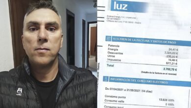 El afectado y el recibo de la luz de la discordia - FOTO: FACUA