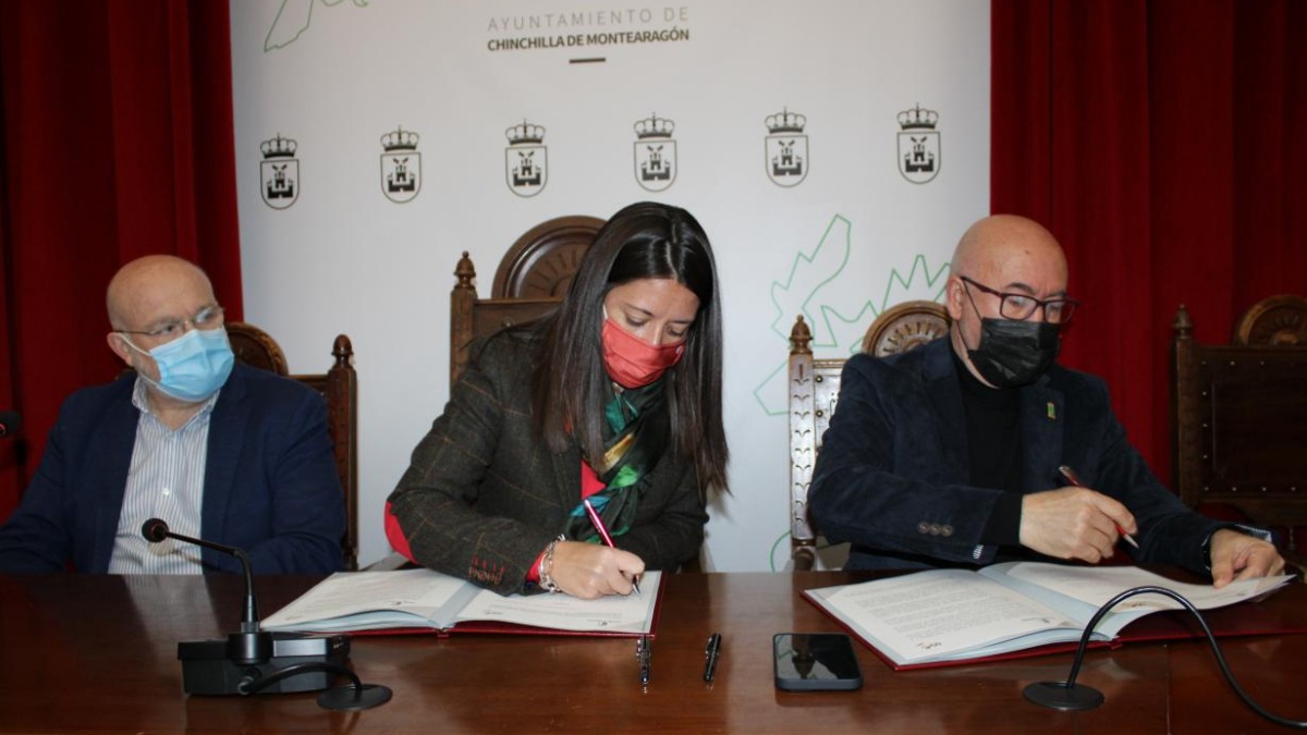 Un momento de la firma en Chinchilla (Albacete)