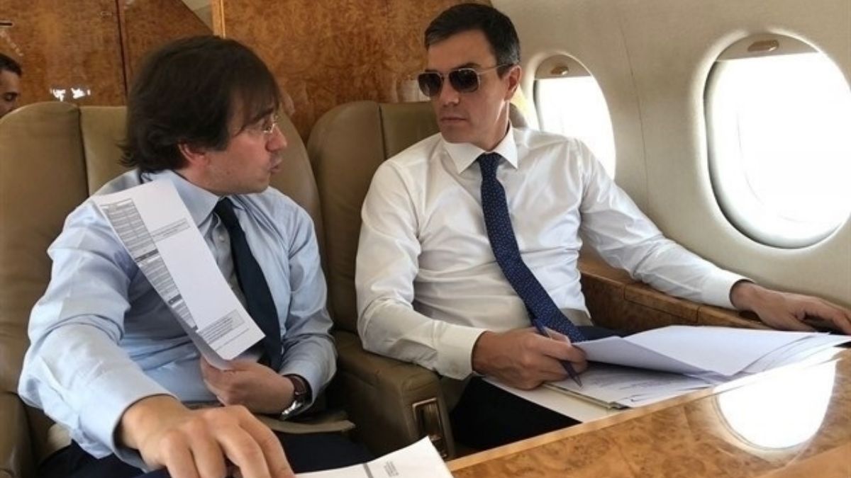 Pedro Sánchez en el avión Falcón