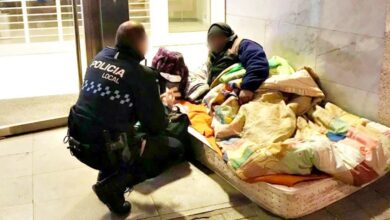 La Policía Local de Albacete ayuda a un sin techo