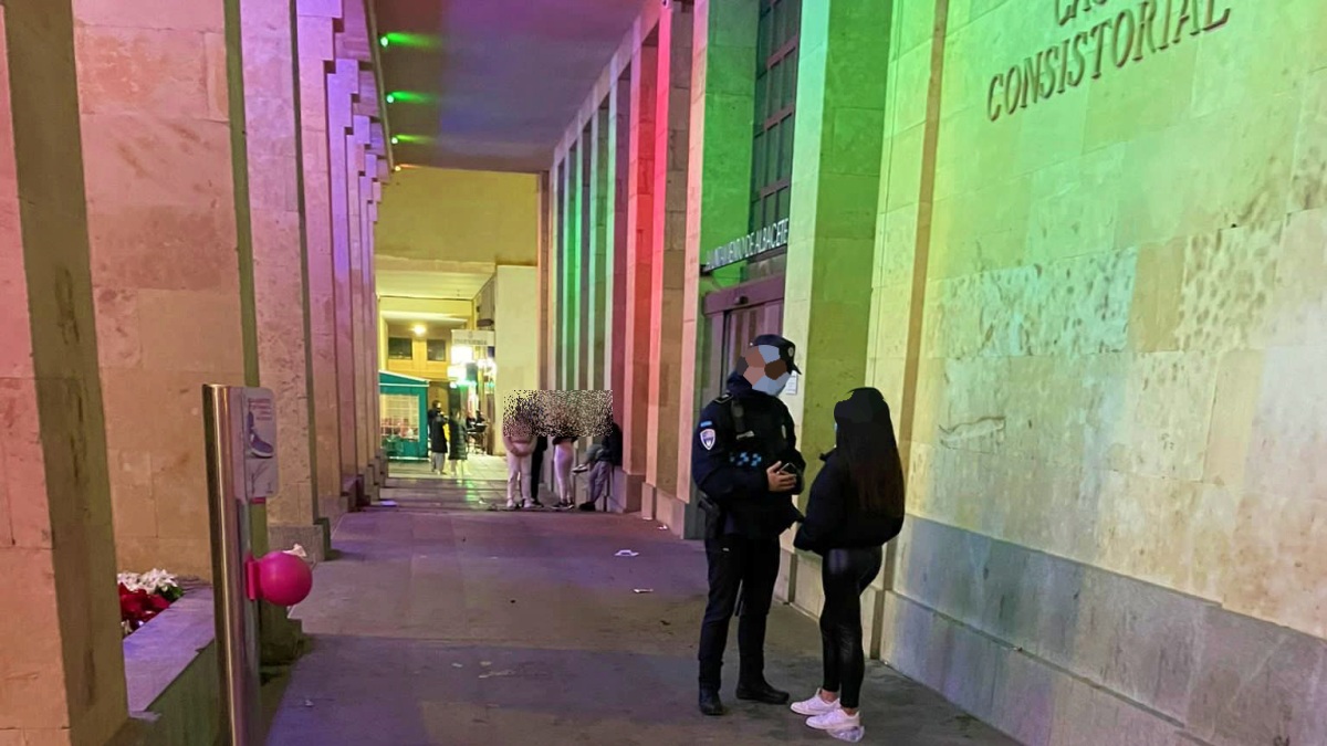 Intervención de la Policía Local en la puerta del Ayuntamiento de Albacete
