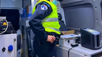 Una agente de la Policía Local de Albacete espera los resultados de las pruebas de alcoholemia