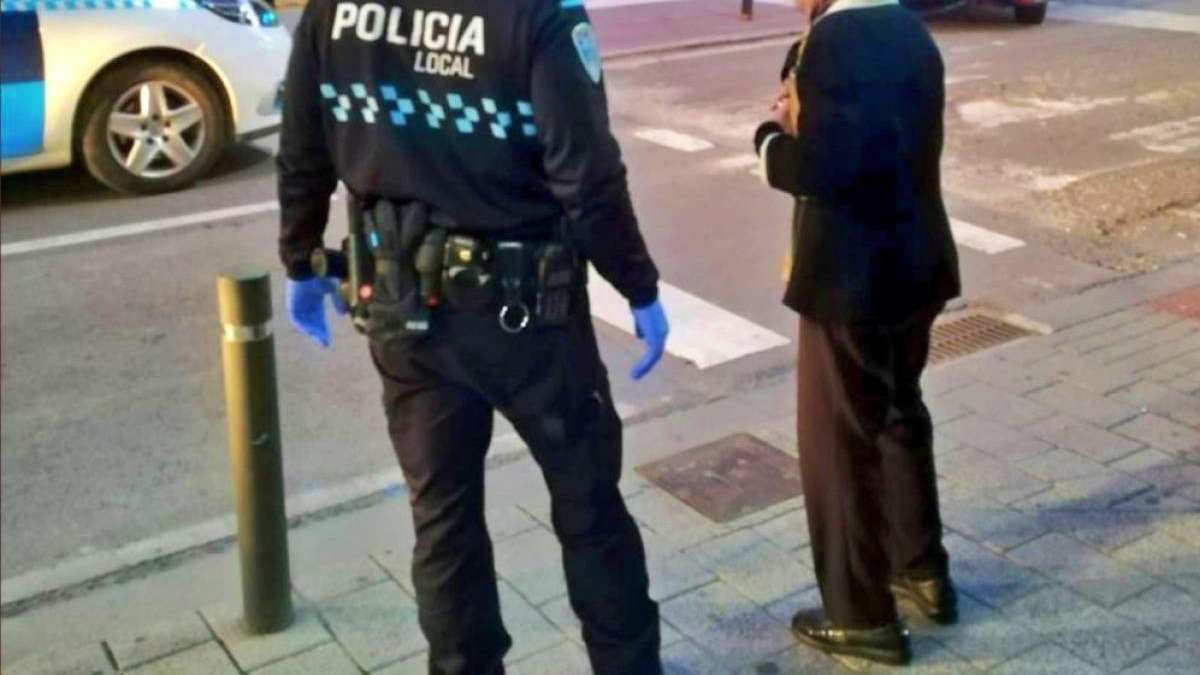 La Policía Local de Albacete ayuda a una mujer mayor - FOTO DE ARCHIVO