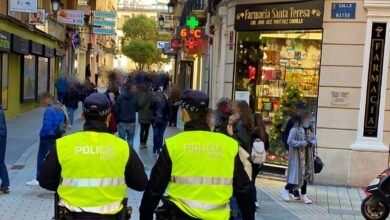 Dos agentes de la policía local patrullan por el centro de Albacete