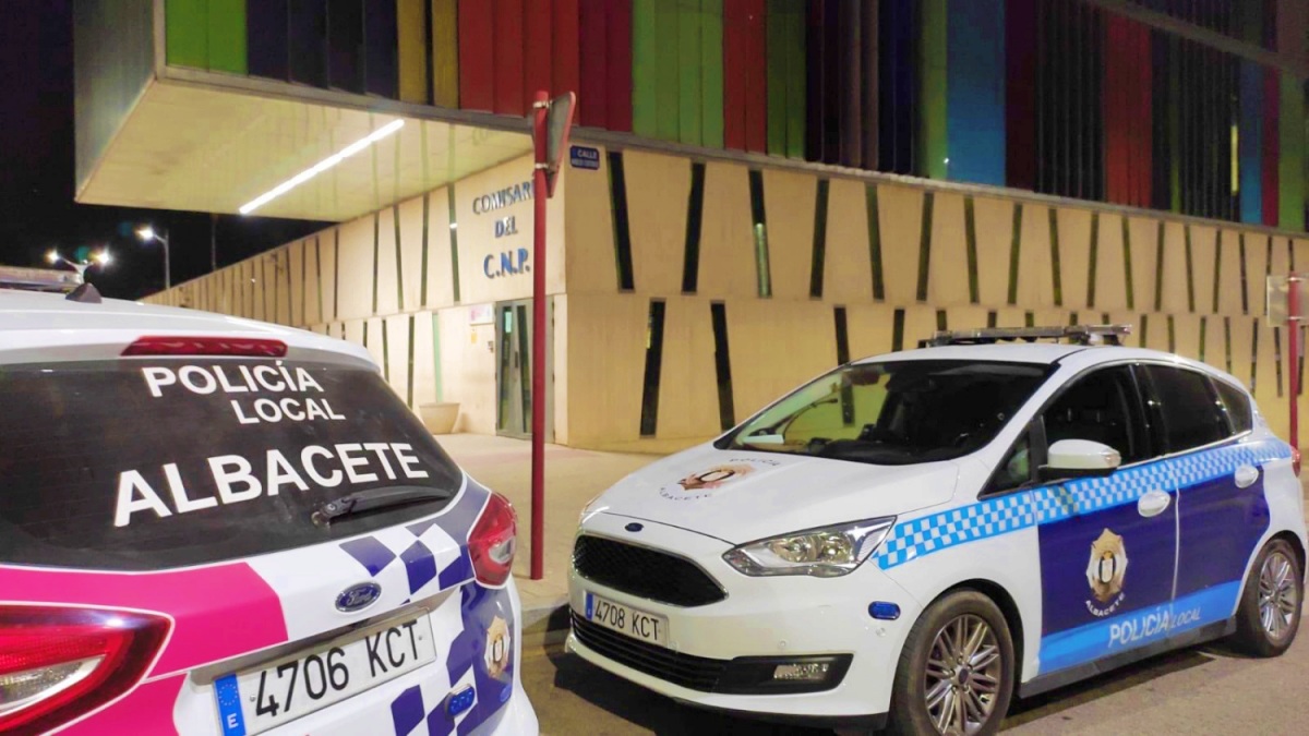 Coches de la Policía Local de Albacete frente a la comisaría de la Policía Nacional