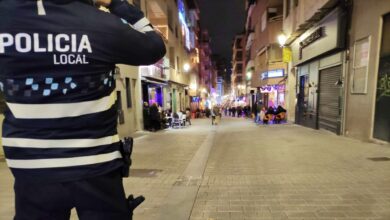 Un agente de la Policía Local de Albacete en 'La Zona'