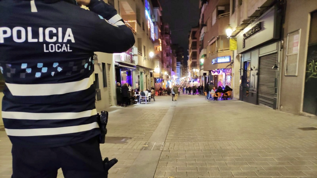 Un agente de la Policía Local de Albacete en 'La Zona'