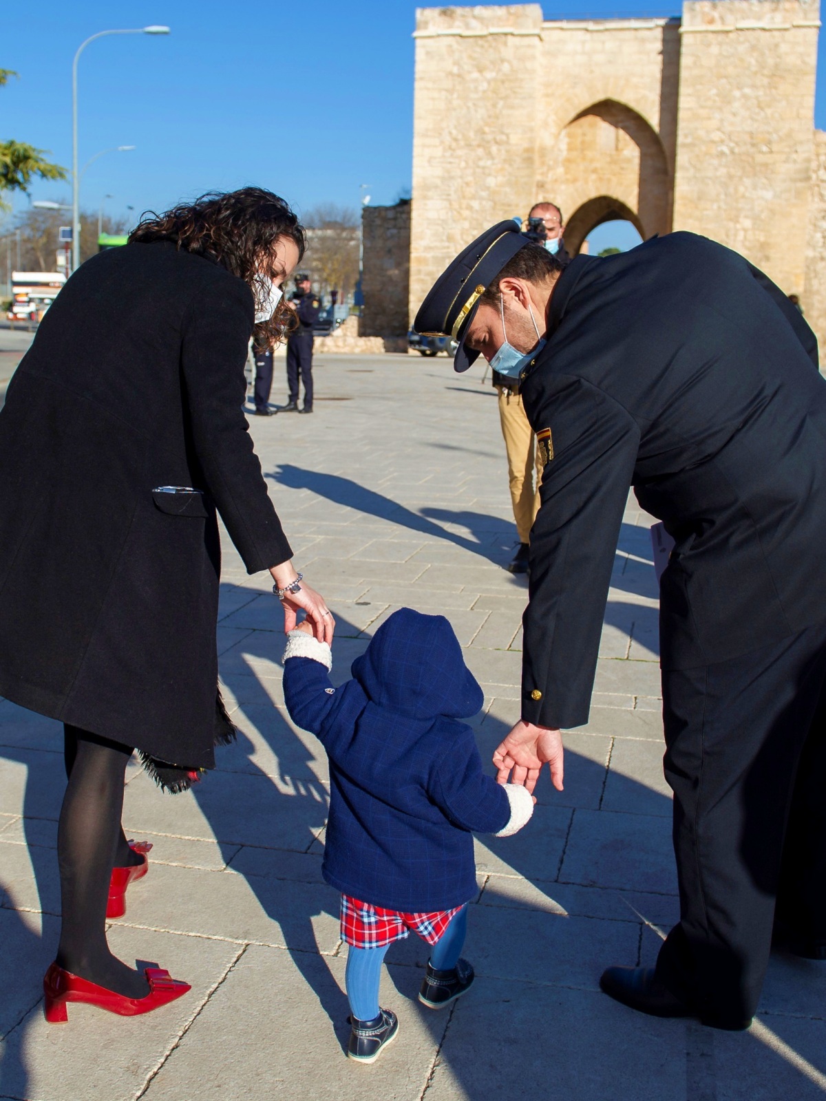 El pequeño Mateo junto a su madre y un policía nacional