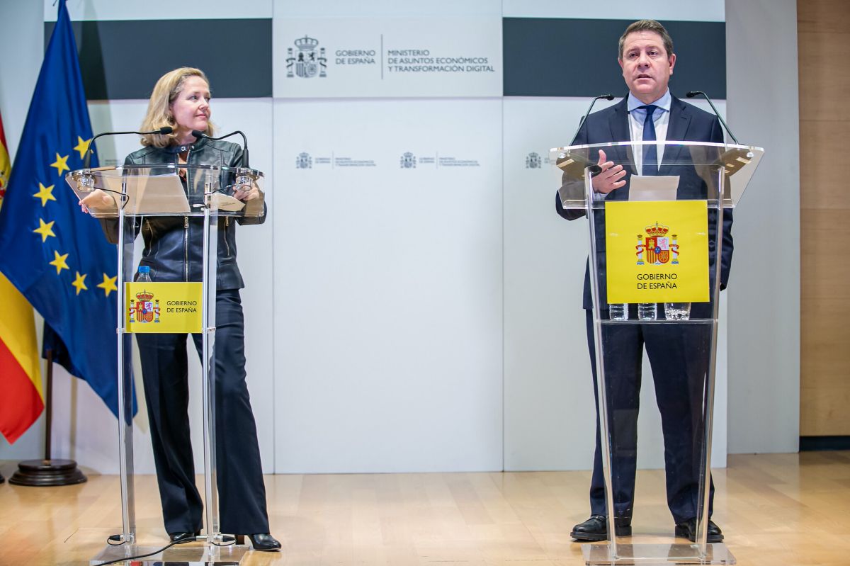 El presidente de Castilla-La Mancha, Emiliano García-Page, se reúne, en Madrid, con la vicepresidenta primera y ministra de Asuntos Económicos y Transformación Digital, Nadia Calviño.