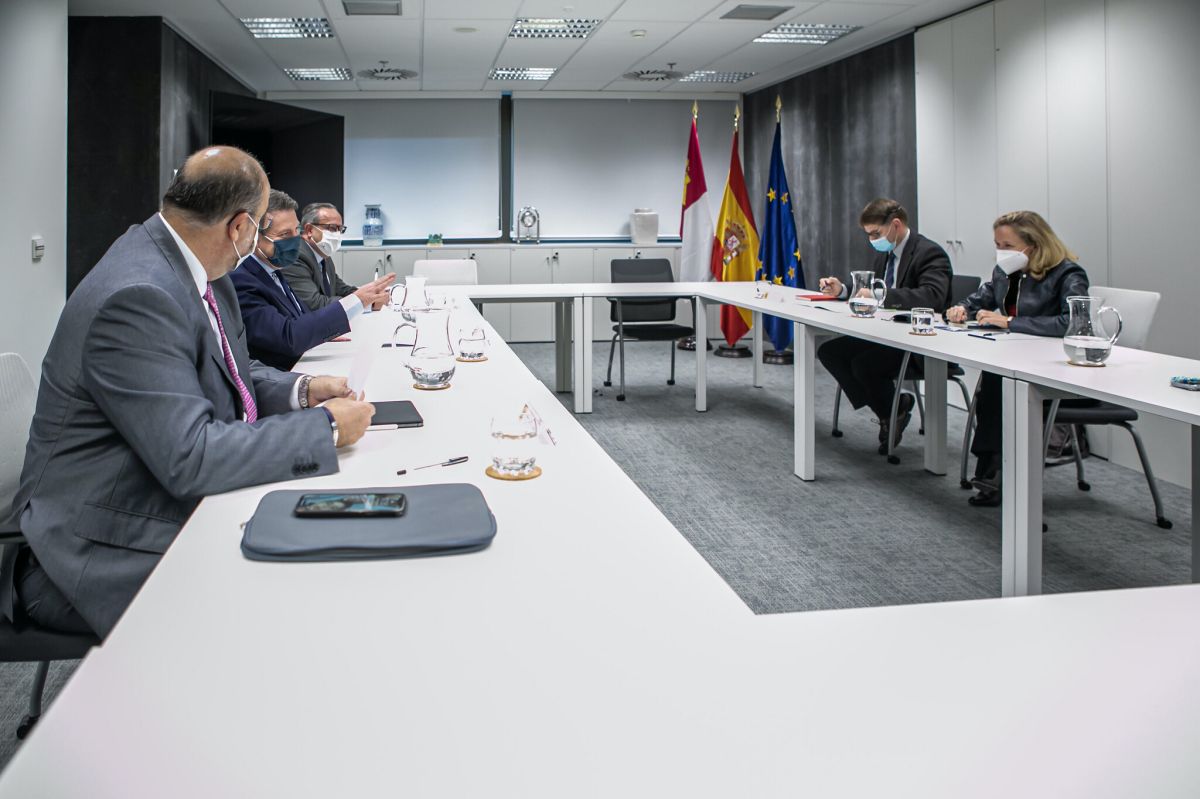 El presidente de Castilla-La Mancha, Emiliano García-Page, se reúne, en Madrid, con la vicepresidenta primera y ministra de Asuntos Económicos y Transformación Digital, Nadia Calviño.