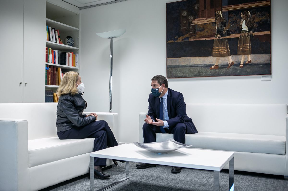 El presidente de Castilla-La Mancha, Emiliano García-Page, se reúne, en Madrid, con la vicepresidenta primera y ministra de Asuntos Económicos y Transformación Digital, Nadia Calviño.
