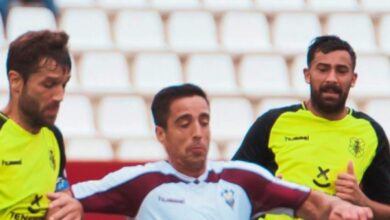 Alberto, a la derecha, en un partido contra el Albacete