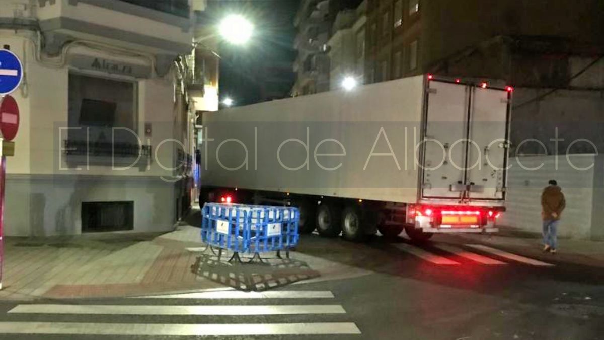 Un trailer se queda atrapado en el centro de Albacete
