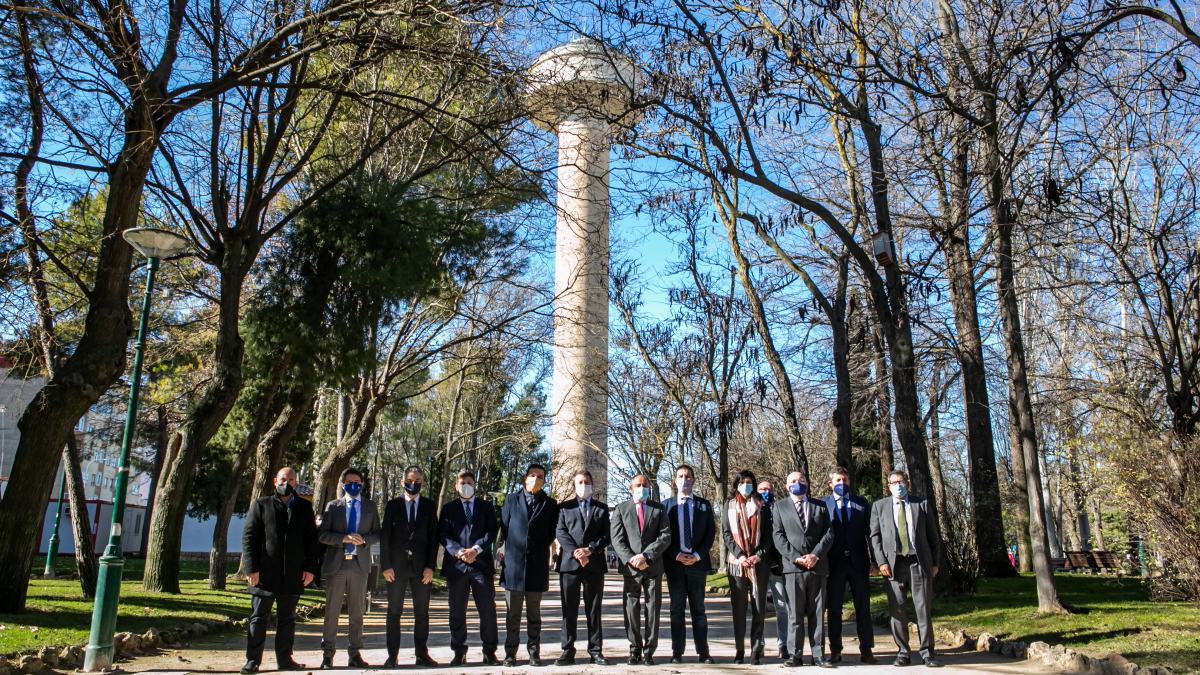 El presidente de Castilla-La Mancha, Emiliano García-Page, visita el Centro de Interpretación del Agua y la Torre del Agua / JCCM