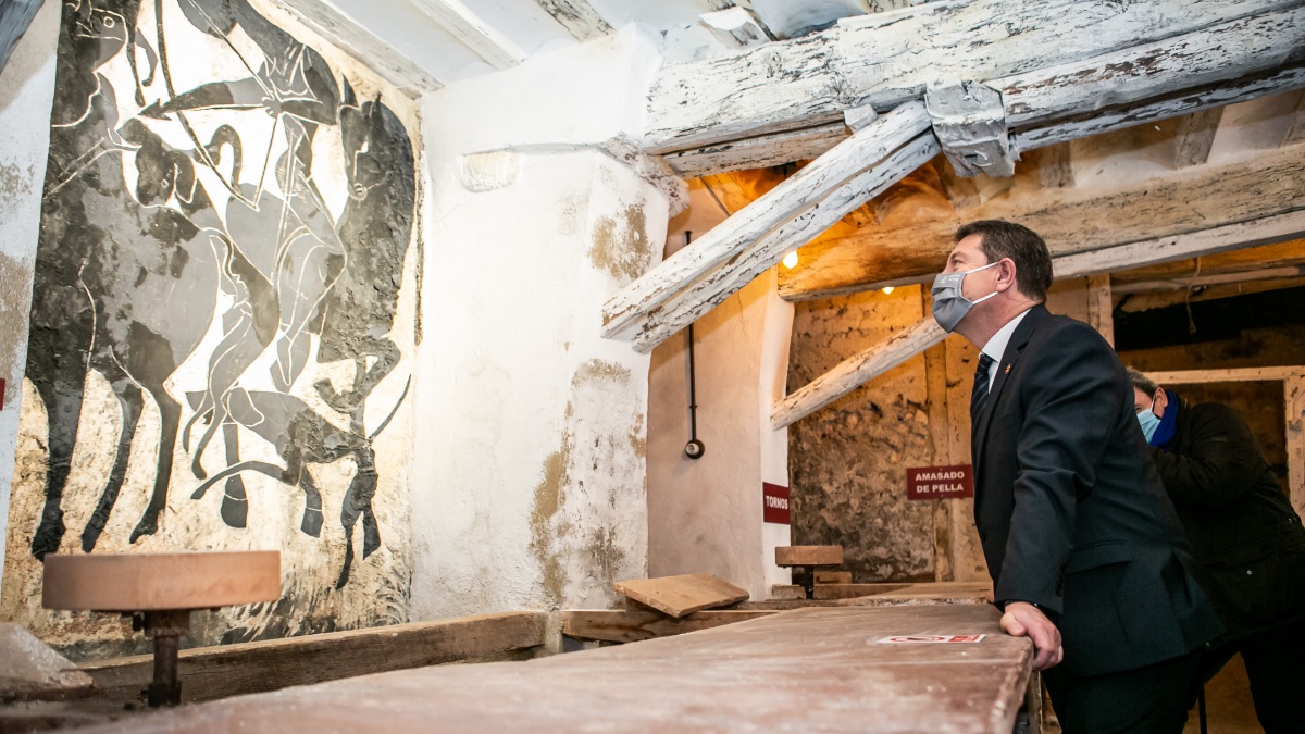 El presidente regional anuncia un programa de becas para facilitar la inserción laboral de jóvenes talentos artesanos de Castilla-La Mancha