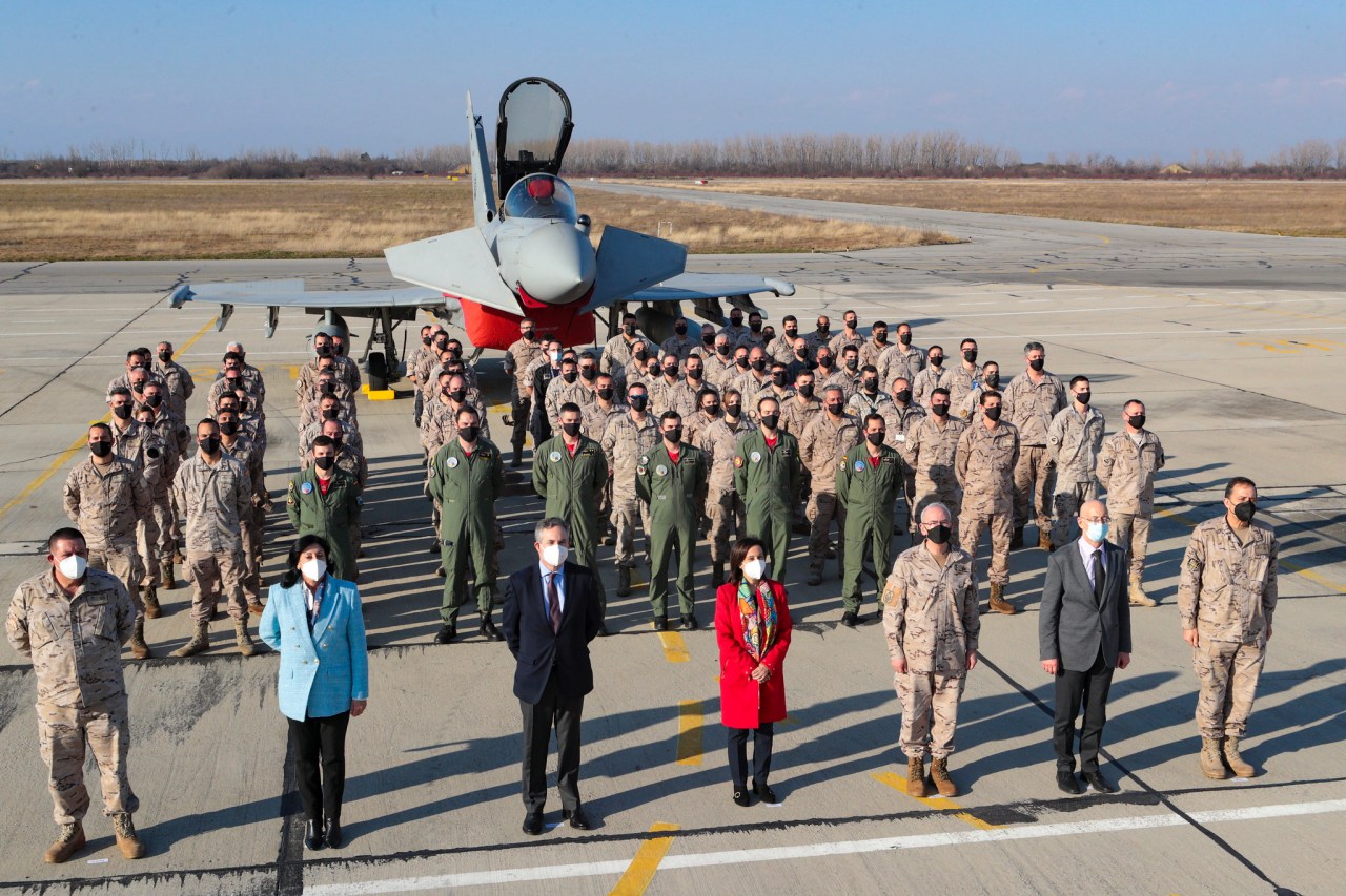 La ministra de Defensa visita al contingente del Ejército del Aire desplegado en Bulgaria