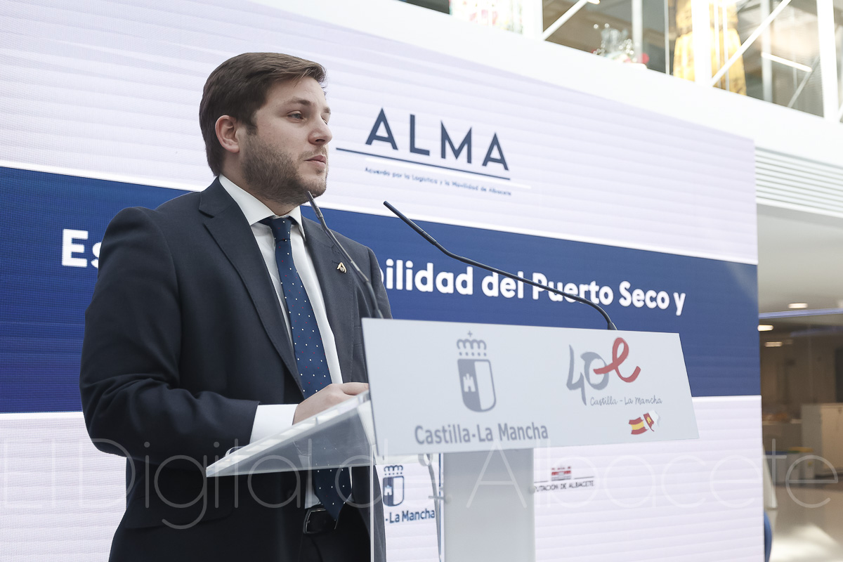 El consejero de Fomento, Nacho Hernando, durante su intervención en la presentación del estudio de viabilidad de este importante proyecto para Albacete