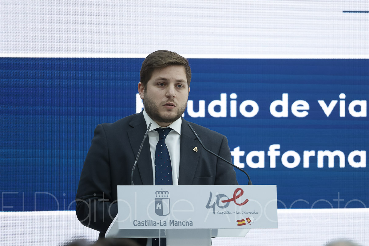 El consejero de Fomento, Nacho Hernando, durante su intervención en la presentación del estudio de viabilidad de este importante proyecto para Albacete