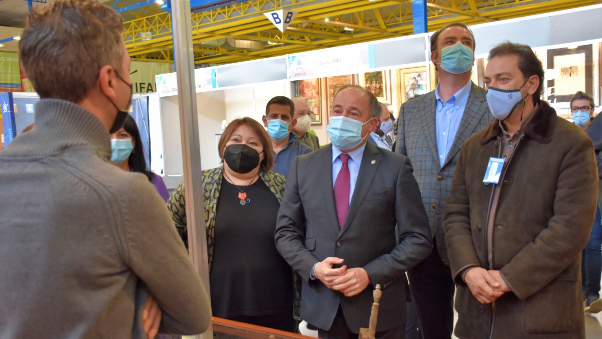 Emilio Sáez y otras autoridades en la inauguración de 'Antigua' en Albacete