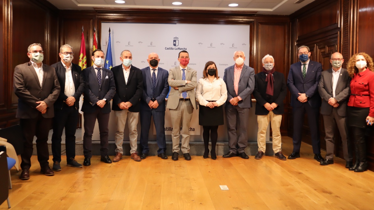 El Gobierno regional respalda la instalación de un centenar de cajeros en el medio rural para evitar la exclusión financiera de los habitantes de los pueblos/ Imagen: JCCM