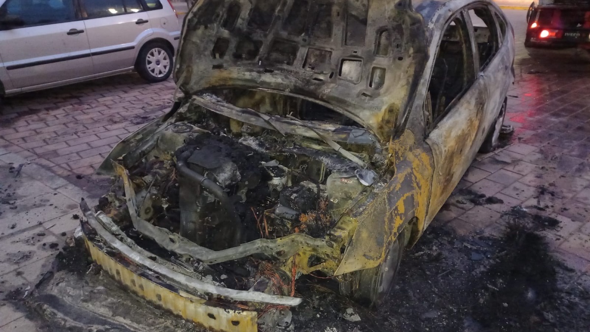 Un coche calcinado en Caudete (Albacete)