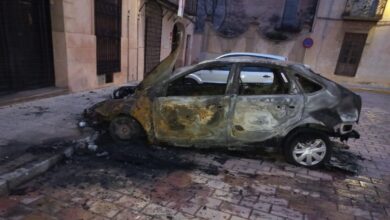 Un coche calcinado en Caudete (Albacete)