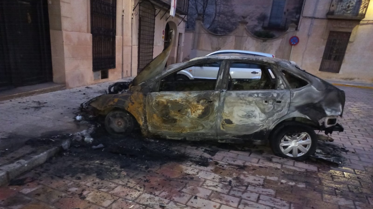Un coche calcinado en Caudete (Albacete)