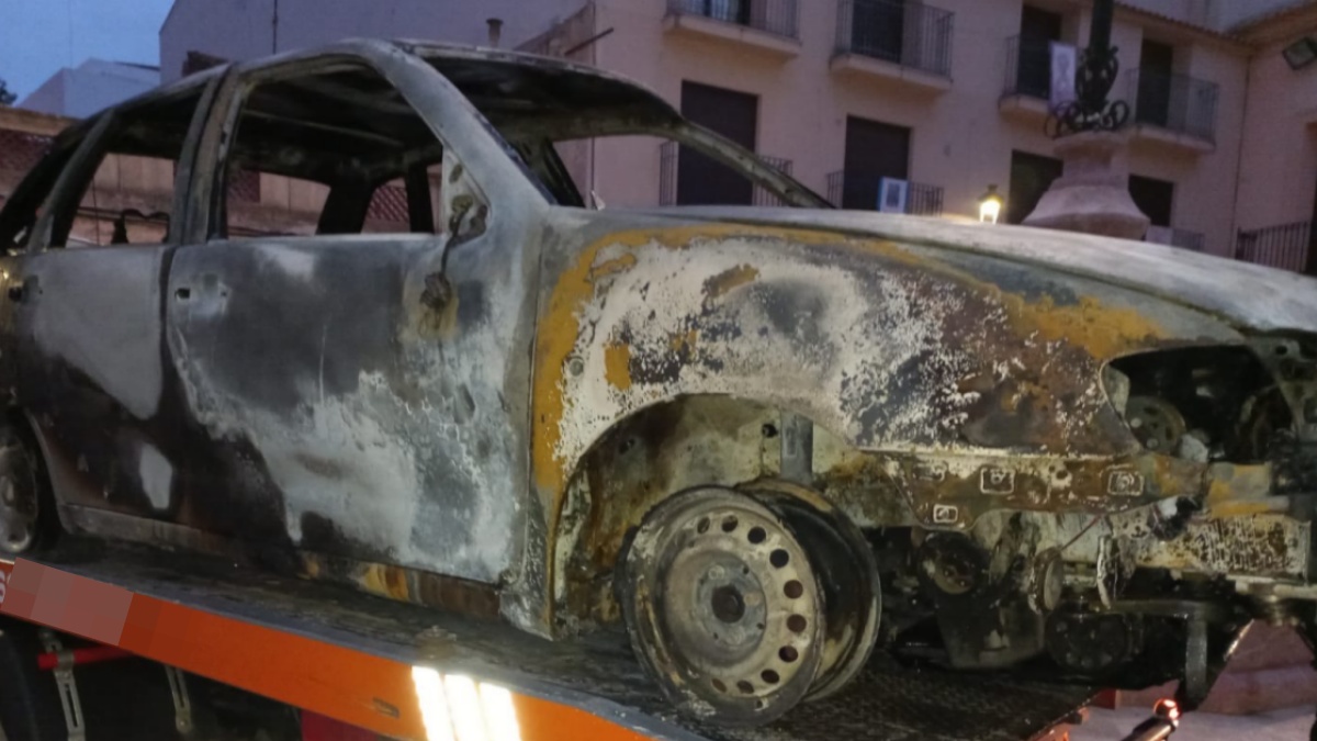 Un coche calcinado en Caudete (Albacete)