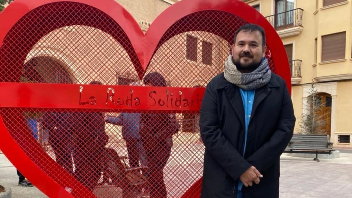 El alcalde de La Roda, Juan Ramón Amores, posa junto a uno de los 'corazones solidarios'