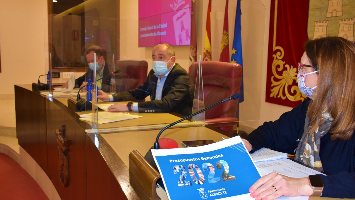 El equipo de gobierno de albacete presenta al consejo social el proyecto de presupuesto de 2022 en línea con la agenda 2030 y que asciende a 179 millo