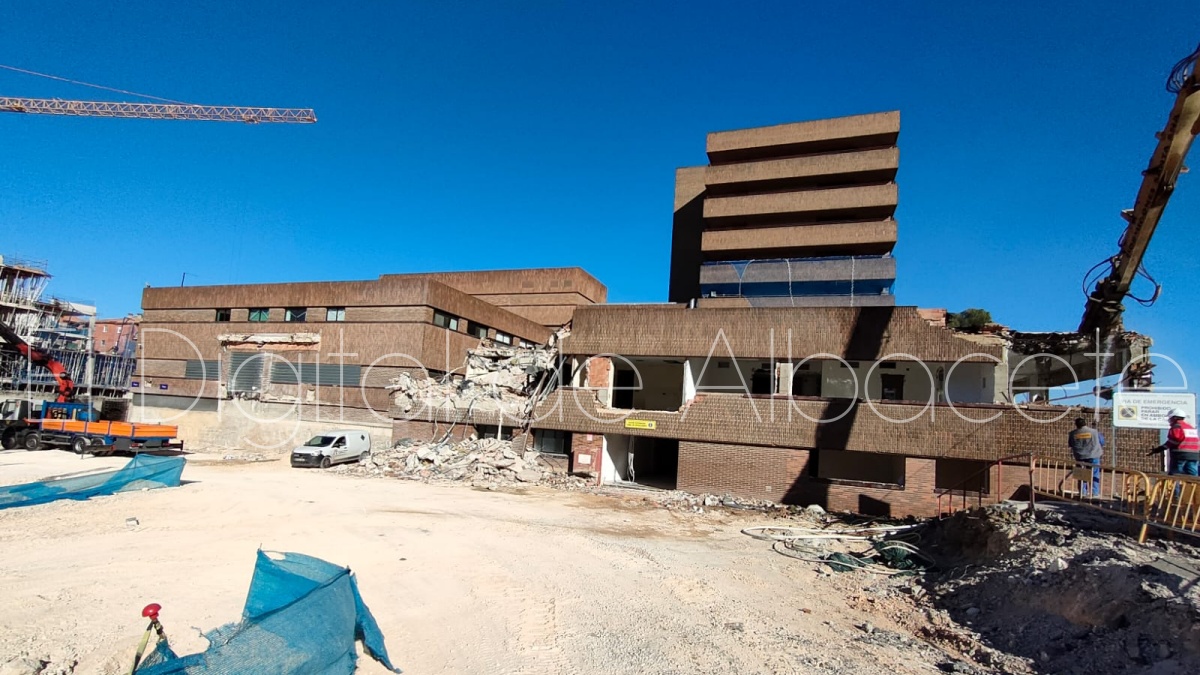 Demolición del antiguo edificio de Consultas Externas del Hospital de Albacete