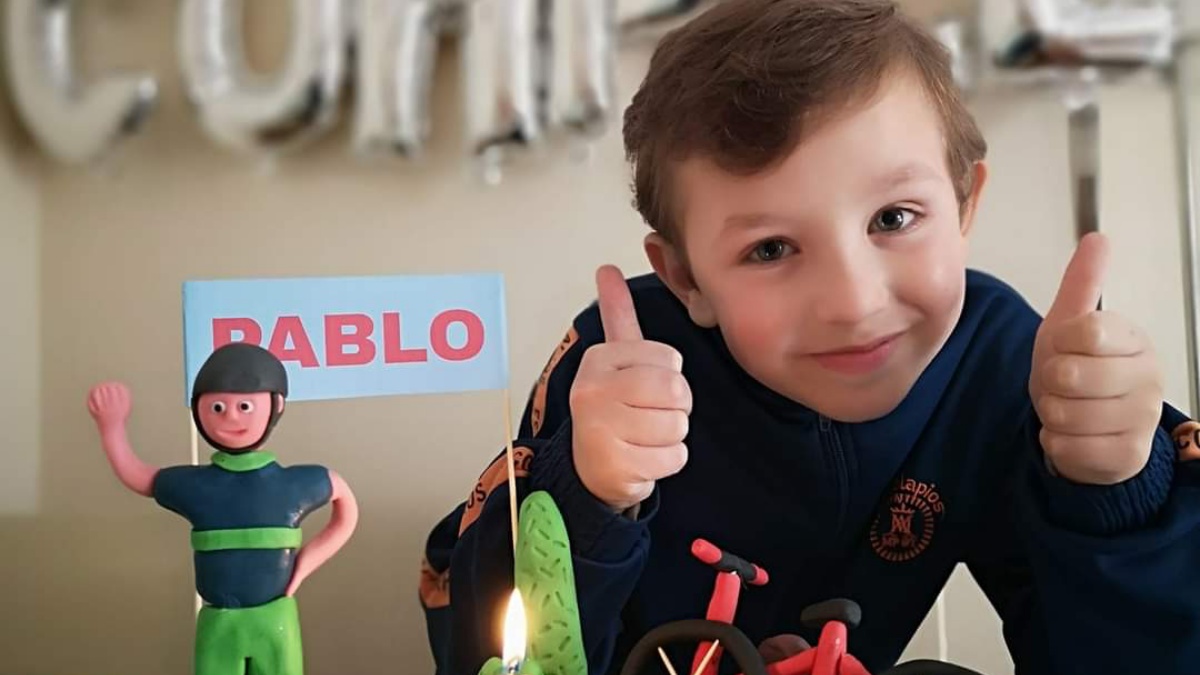 El albaceteño, Pablo, soplando las velas de su noveno cumpleaños / Imagen: 'El Reto de Pablo'