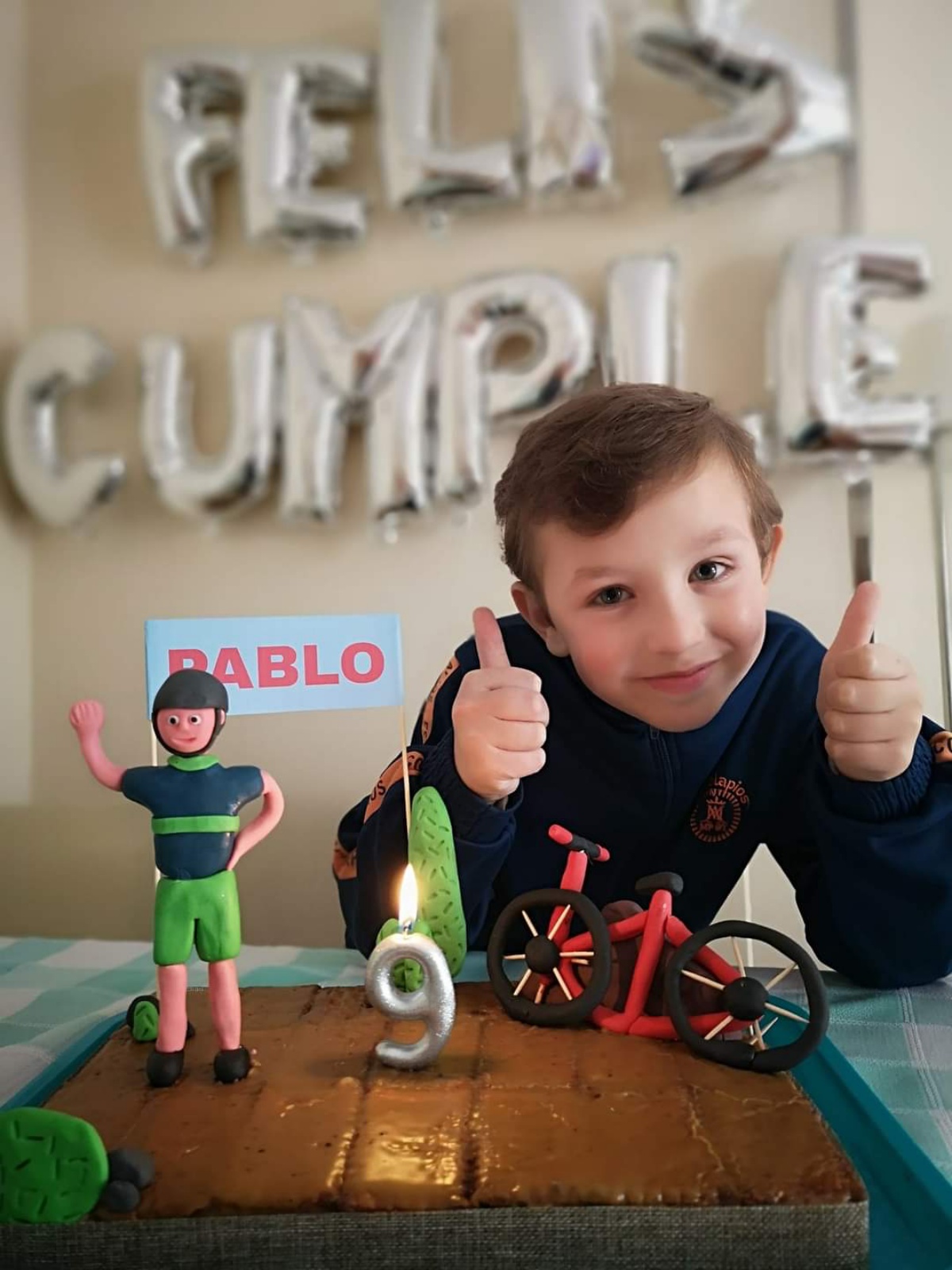 El albaceteño, Pablo, soplando las velas de su noveno cumpleaños / Imagen: 'El Reto de Pablo'