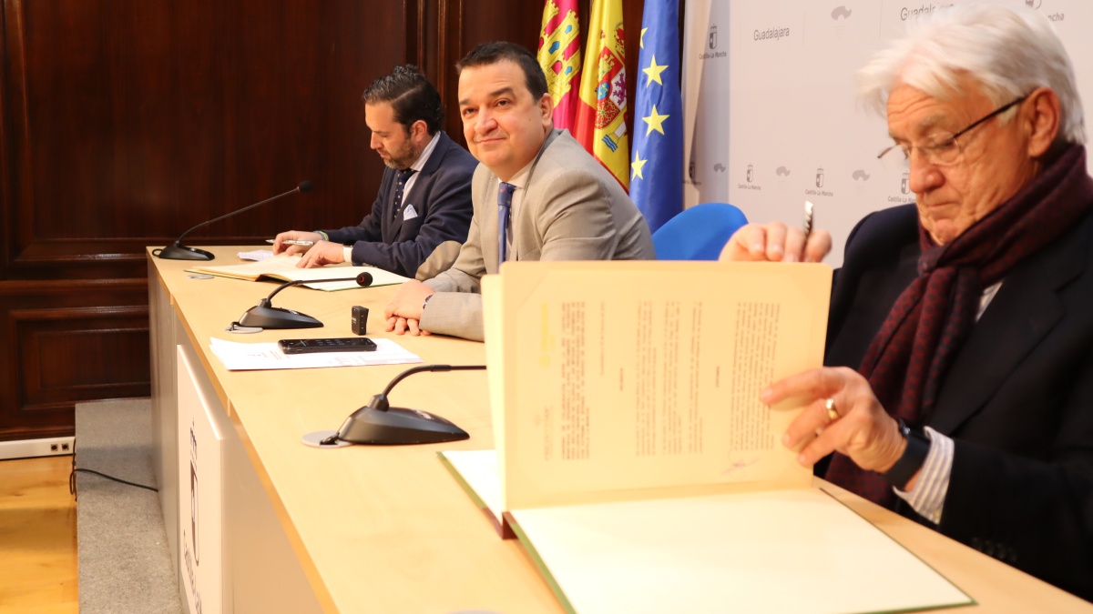 El Gobierno regional respalda la instalación de un centenar de cajeros en el medio rural para evitar la exclusión financiera de los habitantes de los pueblos/ Imagen: JCCM