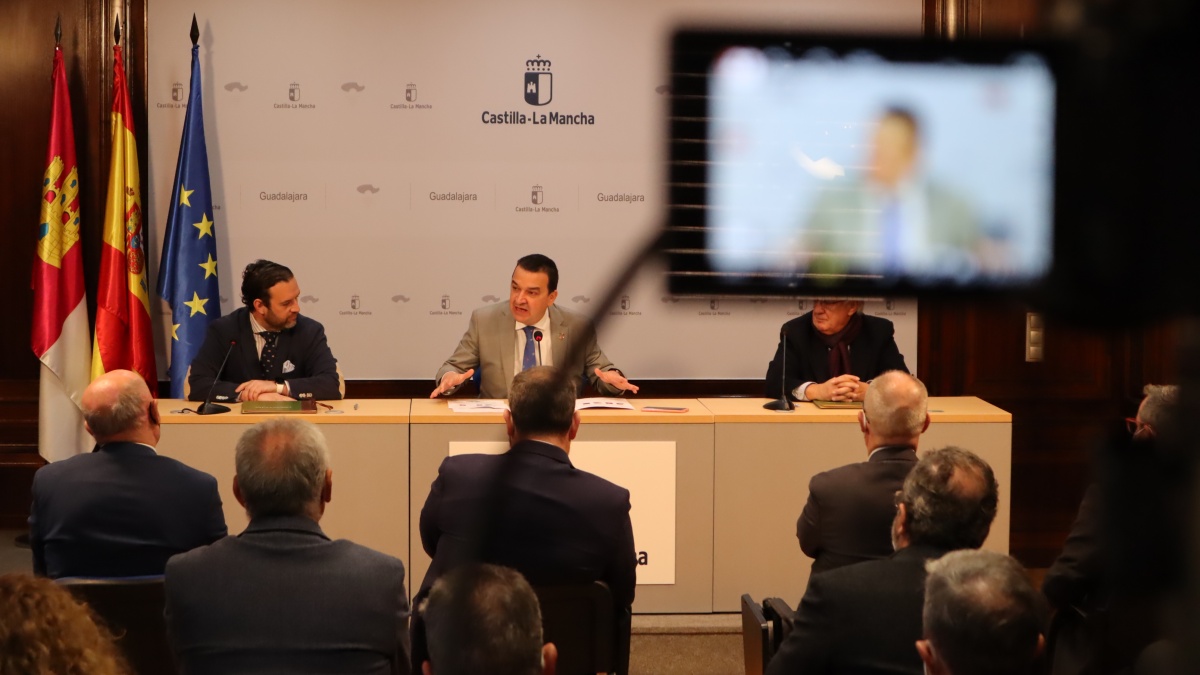 El Gobierno regional respalda la instalación de un centenar de cajeros en el medio rural para evitar la exclusión financiera de los habitantes de los pueblos/ Imagen: JCCM