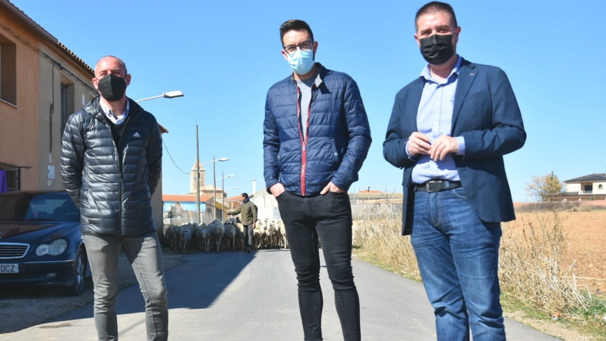 El presidente provincial, junto al alcalde y al teniente de alcalde de Motilleja supervisa las actuaciones realizadas en un camino rural