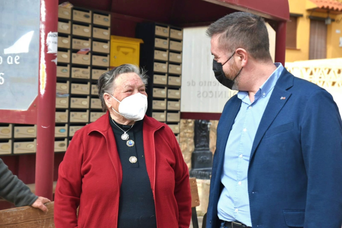 El presidente provincial saluda a una vecina de la pedanía El Pardal en Molinicos (Albacete)