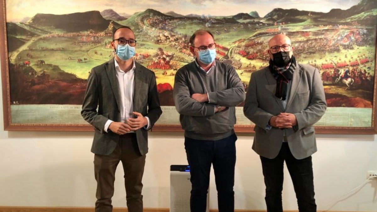 El vicepresidente provincial, Fran Valera, junto al alcalde Almansa, explican la importanica de este proyecto con el cuadro de la Batalla a sus espaldas