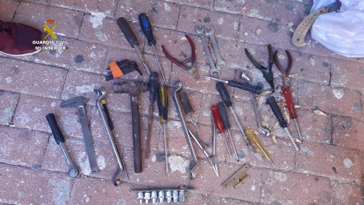 Utensilios incautados por la Guardia Civil tras desarticular un grupo criminal que había cometido robos en Castilla-La Mancha / Imagen: Guardia Civil