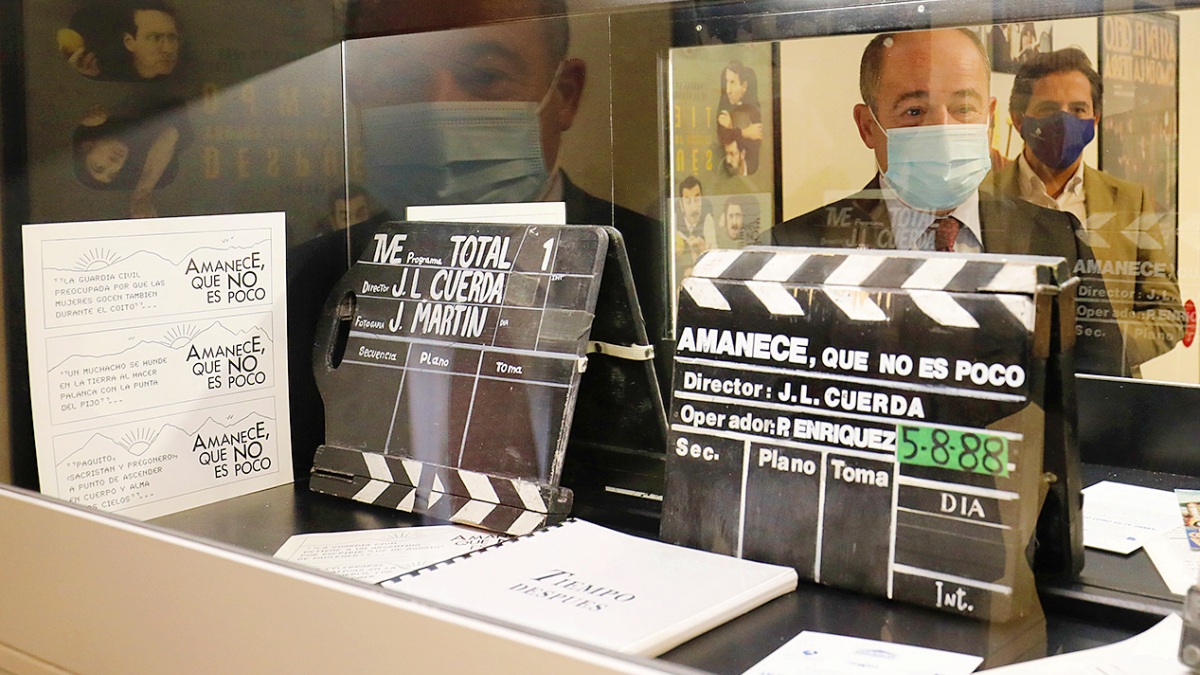 Emilio Sáez, alcalde de Albacete, en la exposición dedicada al genial José Luis Cuerda