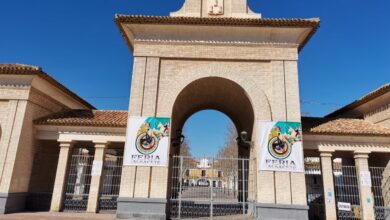 El cartel de la Feria de Albacete 2022 ya decora la Puerta de Hierros
