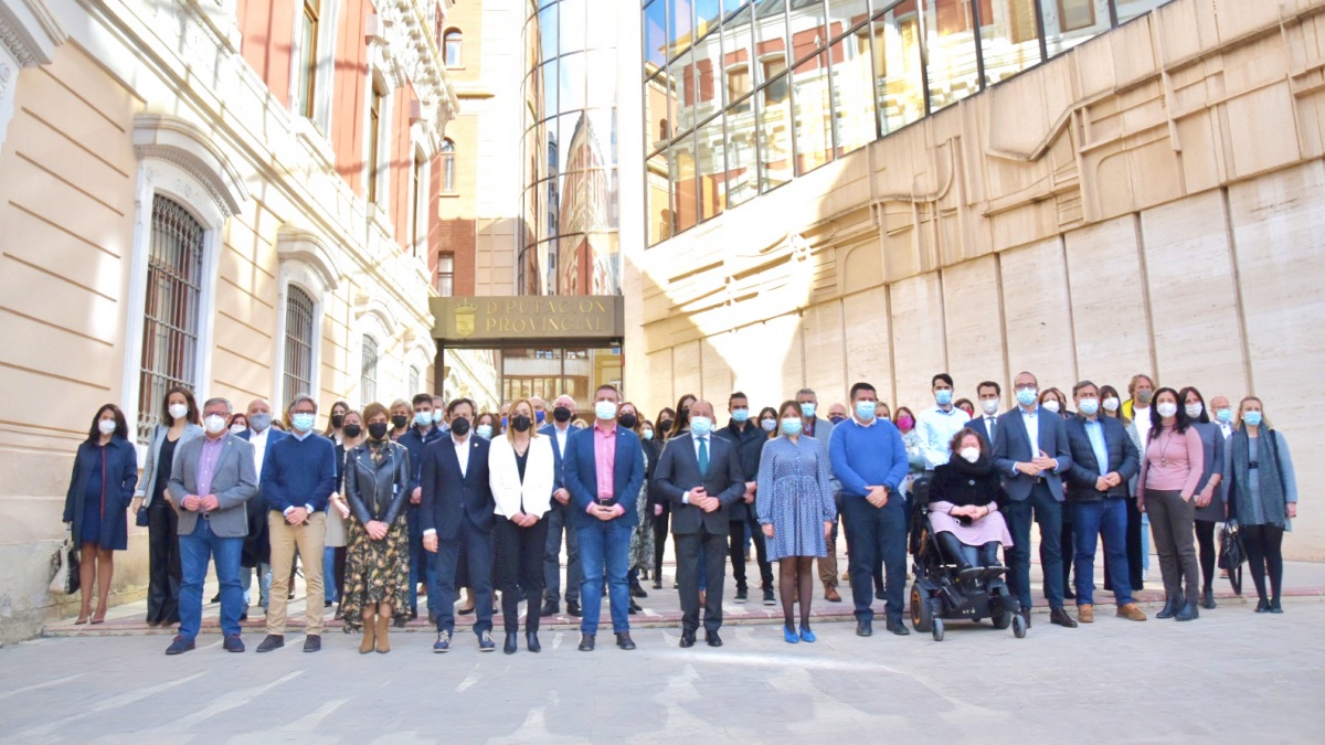 Foto de familia con empresas reconocidas por el OPI Albacete